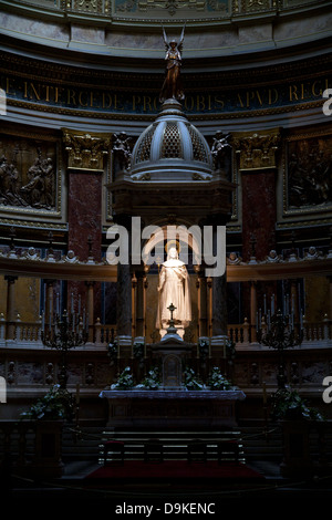 Una statua di Gesù all'altare all'interno di St Stephen Basilica - Szent István Bazilika - Budapest, Ungheria Foto Stock