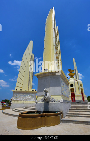 La democrazia è un monumento, Anusawari Prachathipatai, Bangkok, Thailandia Foto Stock