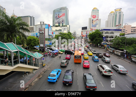 Auto e ingorghi di traffico durante le ore di punta, Bangkok, Thailandia Foto Stock