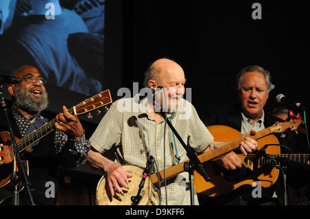 Pete Seeger, 94, cantando con Josh bianco, Jr. e Tom Chapin il 20 giugno 2013 ad un concerto di beneficio per il Museo della Città di New York il prossimo presentano, 'Folk Cittã : New York e la musica folk americana Revival'. Foto Stock