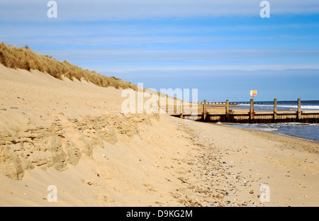 Una vista di decapare gravi di spiaggia di Horsey, Norfolk, Inghilterra, Regno Unito. Foto Stock