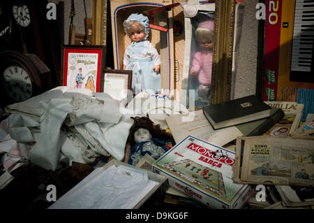 Barcellona, Spagna. 21 Giugno, 2013. Bambole e altri prodotti visualizzati su uno degli stalli. Il mercato 'Encants Vells' (vecchio fascino in catalano) nella città di Barcellona è uno dei più antichi mercati in Europa (a partire dal XIV secolo). In pochi giorni sarà spostato in una nuova posizione in un ambiente di architettura moderna. Essa è sempre stata consuetudine di occasioni e di antiquariato e prodotti più variati. Credito: Jordi Boixareu/Alamy Live News Foto Stock
