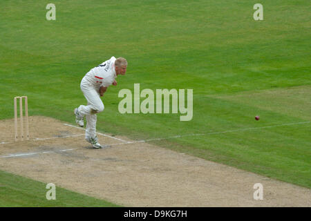 Manchester, Regno Unito. 21 giugno 2013 Emirates Old Trafford, Manchester, Regno Unito Glen Chapple, il Lancashire capitano a bowling azione Credit: Giovanni friggitrice/Alamy Live News Foto Stock