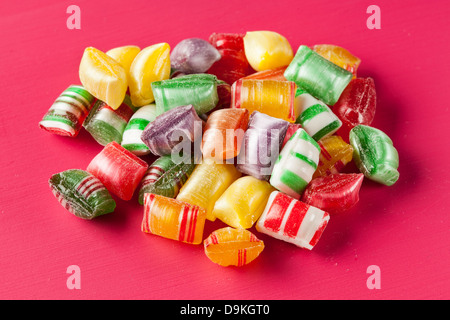 Dolce colorato Hard Candy conia contro uno sfondo luminoso Foto Stock