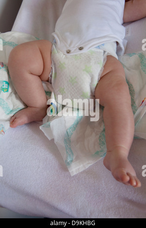 Le gambe della bambina con il pannolino Foto Stock