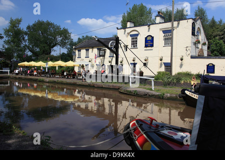 Il Fly Shroppie pub dall'Shropshire Union Canal in Audlem, Cheshire Foto Stock