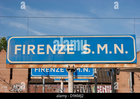 Una stazione ferroviaria segno della piattaforma per Firenze S.M.N. (Firenze Santa Maria Novella - la stazione ferroviaria principale di Firenze, Italia. Foto Stock