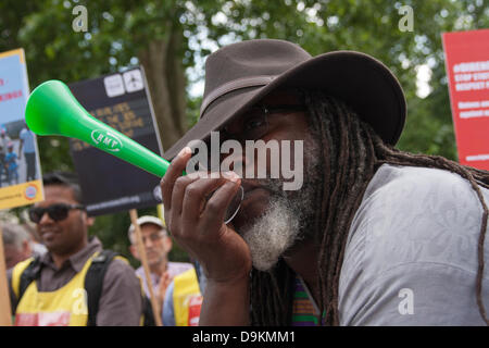 Londra, Regno Unito. Il 21 giugno 2013. Un attivista RMT soffia il suo avvisatore acustico durante le proteste al di fuori del Tukish ambasciata a Londra, come British turchi e TUC sindacalisti dimostrare contro massa infornamenti del Turco elementi di unione e di solidarietà con il popolo turco che soffrono di una repressione del governo dopo i disordini. Credito: Paolo Davey/Alamy Live News Foto Stock