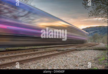 Un treno a velocità sfocata a Dorking, Surrey Foto Stock