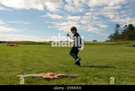 Ragazzo Cerca Kite decollare Foto Stock