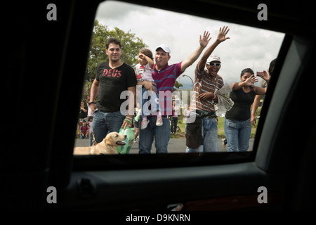 Onda di persone come il Presidente Usa Barack Obama passa per il giro della Papamobile Maggio 3, 2013 in San Jose, Costa Rica. Foto Stock