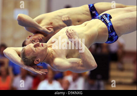 Rostock, Germania. Il 21 giugno, 2013. In Russia la divers Ilya Zakharov e Evgeny Kuznetsov (dietro) immersione durante l'uomo sincronizzati tre metri di bordo finali all'Europeo campionati di immersioni presso la piscina Nettuno Hall di Rostock (Germania), 21 giugno 2013. Foto: Jens BUETTNER/dpa/Alamy Live News Foto Stock