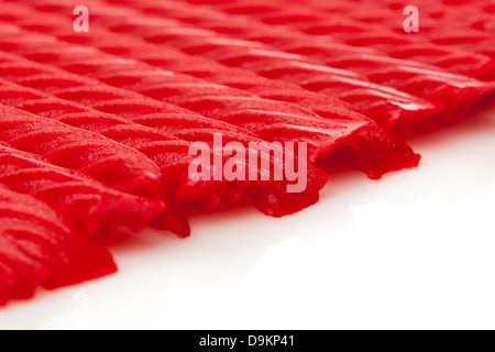 Rosso brillante liquirizia Candy conformata come una corda intrecciata Foto Stock