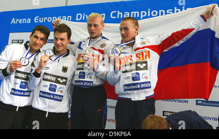 Rostock, Germania. Il 21 giugno, 2013. In Germania i subacquei Stephan Feck (l-R) e Patrick Hausding e della Russia a divers Ilya Zakharov e Evgeny Kuznetsov celebrare dopo l'uomo sincronizzati tre metri di bordo finali all'Europeo campionati di immersioni presso la piscina Nettuno Hall di Rostock (Germania), 21 giugno 2013. Foto: Jens BUETTNER/dpa/Alamy Live News Foto Stock