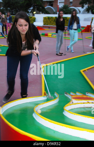 La riproduzione di mini golf a Calella Spagna Europa Foto Stock