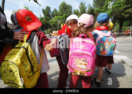 Gruppo di bambini e i loro compagni sul loro modo di Parc Guell Barcellona Spagna Foto Stock