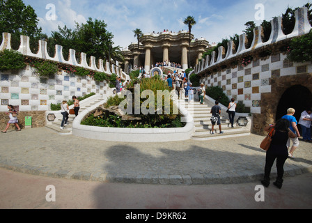 Passi per la famosa lucertola nel Parc Guell Barcellona Spagna Foto Stock