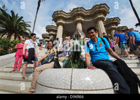 La folla presso la famosa lucertola nel Parc Guell Barcellona Spagna Foto Stock