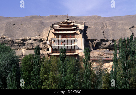 Facciata della grotta 96 che copre una statua di Buddha di 100 metri che fa parte delle Grotte di Mogao, conosciute anche come Grotte dei mille Buddha o Grotte dei mille Buddha, formano un sistema di 500 templi 25 km a sud-est del centro di Dunhuang, un'oasi situata in un crocevia religioso e culturale sulla via della Seta, nella provincia di Gansu, in Cina Foto Stock