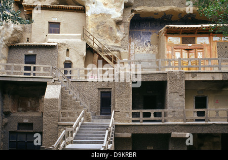 Le Grotte di Mogao, note anche come Grotte dei mille Buddha o Grotte dei mille Buddha, formano un sistema di 500 templi a 25 km a sud-est del centro di Dunhuang, un'oasi situata in un crocevia religioso e culturale sulla via della seta, nella provincia di Gansu, in Cina Foto Stock