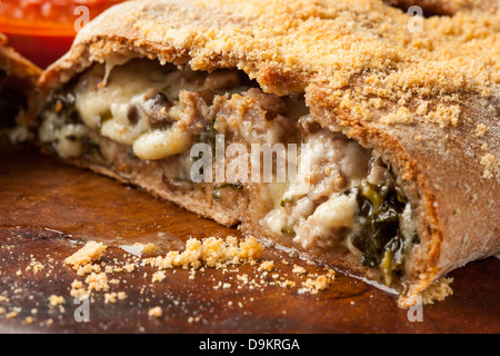 Freschi Fatti in casa Calzone italiana con salsiccia e spinaci Foto Stock