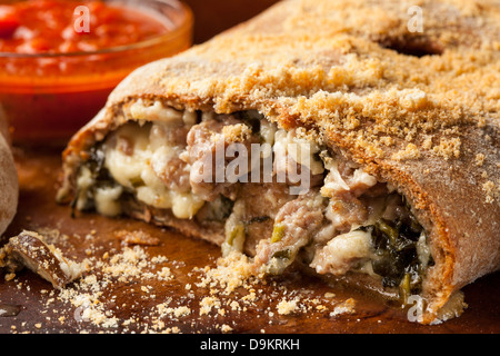 Freschi Fatti in casa Calzone italiana con salsiccia e spinaci Foto Stock