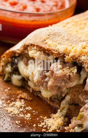 Freschi Fatti in casa Calzone italiana con salsiccia e spinaci Foto Stock