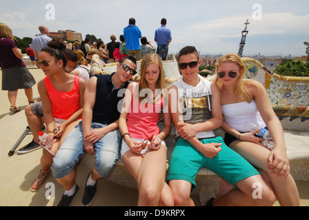 I turisti in Parc Guell con vista su Barcellona Spagna Foto Stock