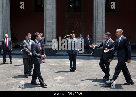 Il Presidente Usa Barack Obama saluta Presidente Enrique Peña Nieto del Messico presso il Palacio Nacional Maggio 2, 2013 a Città del Messico. Foto Stock