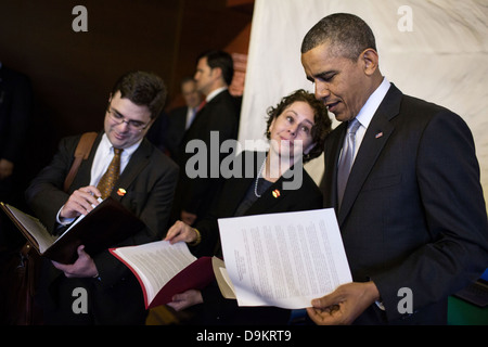 Il Presidente Usa Barack Obama parla con Ricardo Zuniga, Senior Director per l Emisfero Occidentale e Cecilia Muñoz, politica interna direttore del Consiglio prima di erogare un commento al Museo di Antropologia Maggio 3, 2013 a Città del Messico. Foto Stock