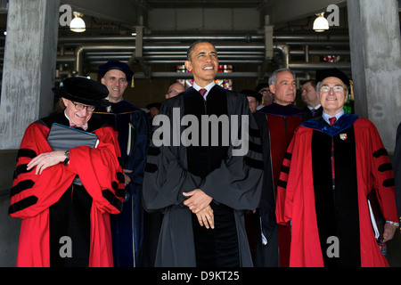 Il Presidente Usa Barack Obama si unisce alla Ohio State University presidente E. Gordon Gee, sinistra e altri prima dell'inizio di inizio presso lo Stadio Ohio Maggio 5, 2013 in Columbus, Ohio. Foto Stock