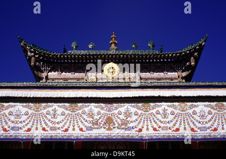 Il tetto del corridoio principale di preghiera in Labuleng Si o monastero Labrang uno dei sei grandi monasteri della scuola Gelug del buddhismo tibetano situato ai piedi della montagna di Phoenix a nord-ovest della contea di Xiahe in tibetano Gannan nazionalità prefettura autonoma, provincia di Gansu in Cina Foto Stock