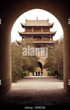 Gateway arcuata a Jiayu Pass o Jiayuguan che è il primo passaggio della estremità occidentale della grande muraglia cinese che è stato costruito dalla dinastia Ming, nel XIV secolo, si trova a sud-ovest della città di Jiayuguan nella provincia di Gansu Cina settentrionale Foto Stock