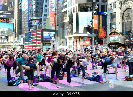 New York, Stati Uniti d'America. Il 21 giugno 2013. Massa sessione di yoga di New York Times sq. Credito: Boaz Rottem/Alamy Live News Foto Stock