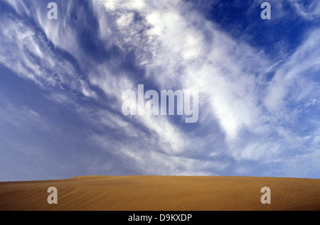 Cirrostratus fibratus nuvole sopra il canto dune di sabbia Mingsha Shan sul bordo del deserto del Gobi vicino a Dunhuang nella provincia di Gansu in Cina Foto Stock