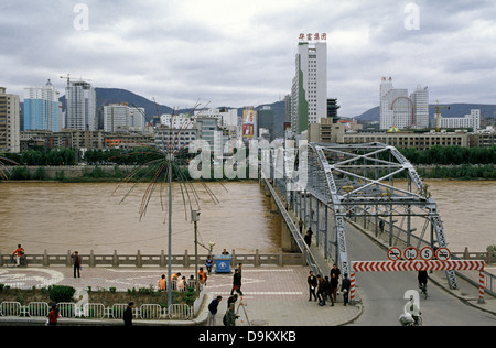 Zhongshan ponte di ferro sul Huang He o Fiume Giallo a Lanzhou city provincia di Gansu in Cina Foto Stock