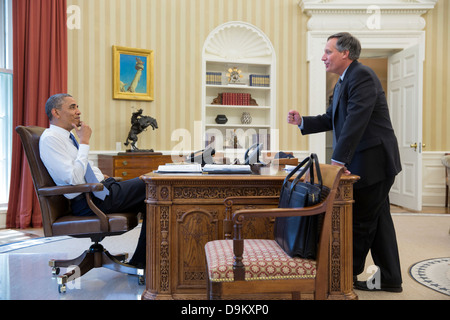 Il Presidente Usa Barack Obama parla con Mark Childress, vice capo di Stato maggiore di pianificazione, nell'Ufficio Ovale della Casa Bianca Maggio 16, 2013 Foto Stock