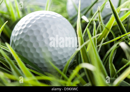 Bianco puro Golfball sul luminoso verde erba Foto Stock