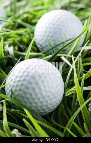 Bianco puro Golfball sul luminoso verde erba Foto Stock