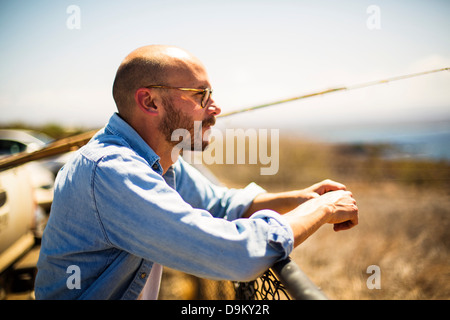 Metà uomo adulto appoggiata sul parapetto Foto Stock