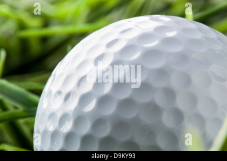 Bianco puro Golfball sul luminoso verde erba Foto Stock