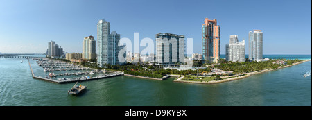 Antenna vista panoramica del sud di Miami Beach durante la giornata di sole - cucita da 5 immagini Foto Stock