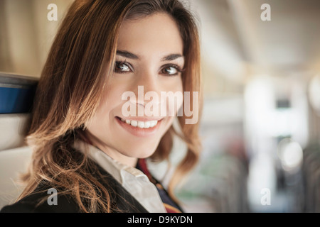 Ritratto di hostess aria su aereo Foto Stock