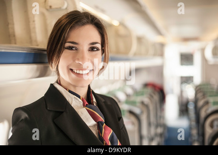 Ritratto di hostess aria su aereo Foto Stock