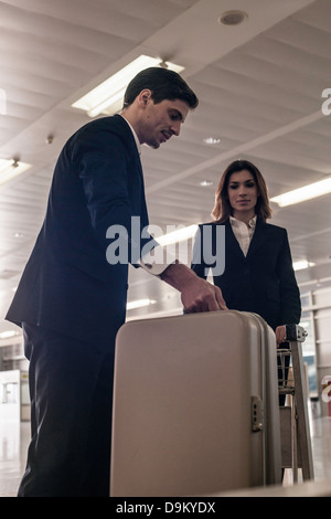 Gli imprenditori in aeroporto con la valigia Foto Stock