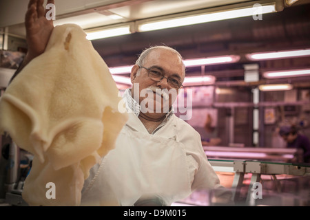 Uomo con cibo fresco nei mercati Foto Stock