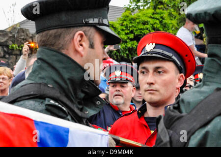 Belfast, Irlanda del Nord. Il 21 giugno 2013. Un fedele membro del partito di colore si abbassa bandiera la sua bandiera attraverso la linea di polizia cantando "Dio salva la nostra Regina' Credit: stephen Barnes/Alamy Live News Foto Stock