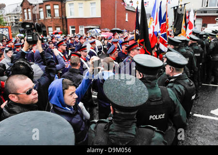 Belfast, Irlanda del Nord. Il 21 giugno 2013. La polizia in uniforme tenere una linea A fermata circa 300 lealisti procedendo verso i negozi di Ardoyne, innescando potenziali della violenza settaria Credit: stephen Barnes/Alamy Live News Foto Stock