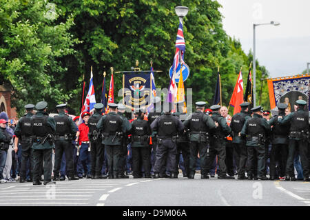 Belfast, Irlanda del Nord. Il 21 giugno 2013. La polizia in uniforme tenere una linea A fermata circa 300 lealisti procedendo verso i negozi di Ardoyne, innescando potenziali della violenza settaria Credit: stephen Barnes/Alamy Live News Foto Stock