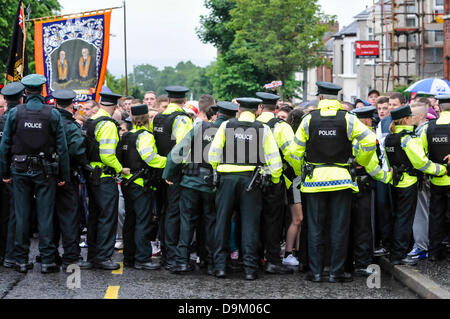 Belfast, Irlanda del Nord. Il 21 giugno 2013. La polizia in uniforme che indossa giacche ad alta visibilità tenere una linea A fermata circa 300 lealisti procedendo verso i negozi di Ardoyne, innescando potenziali della violenza settaria Credit: stephen Barnes/Alamy Live News Foto Stock